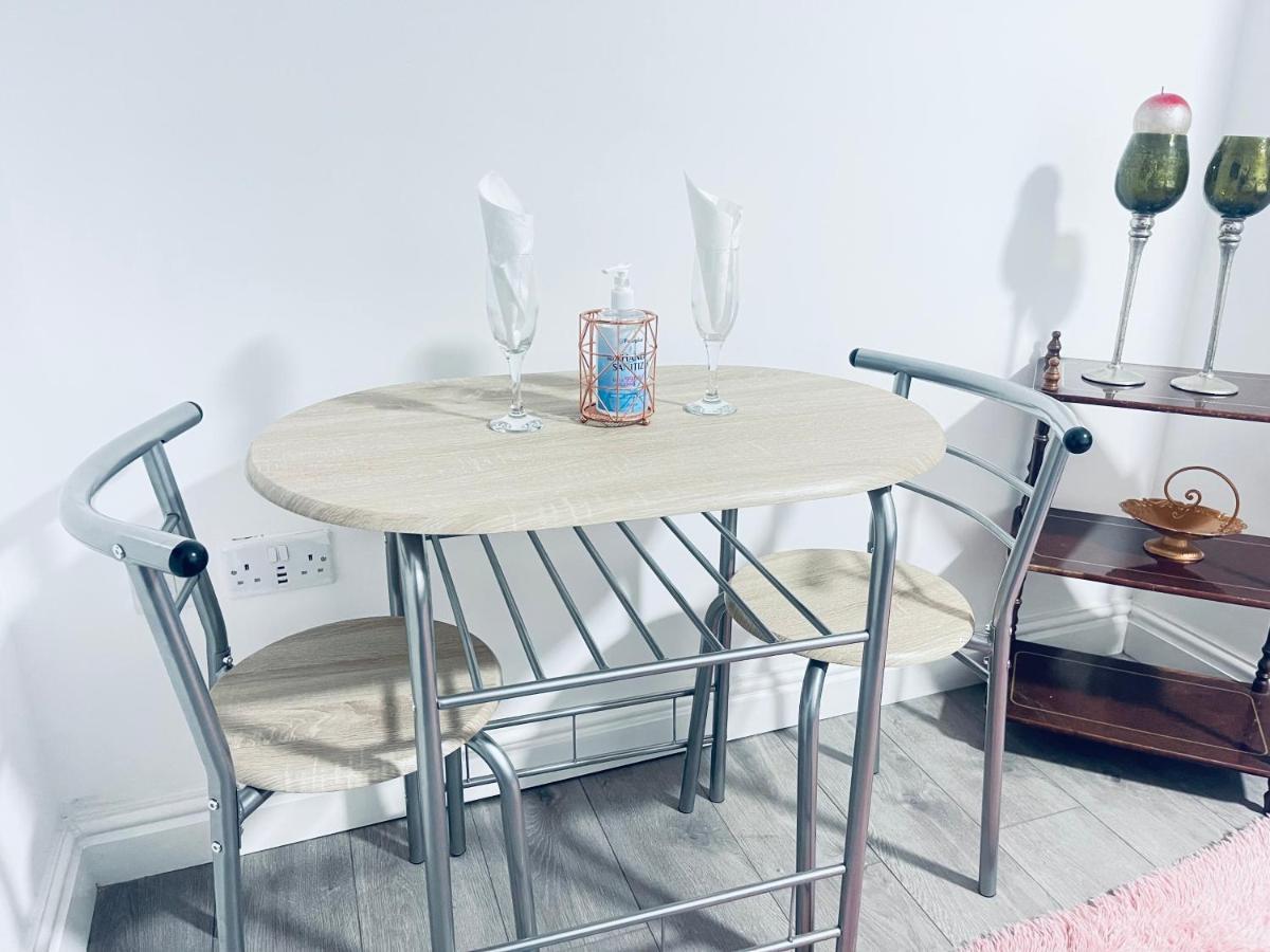 1 Bed Apartment With 2 Beds 1 Double Plus 1 Single برمنغهام المظهر الخارجي الصورة